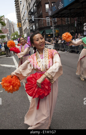 De nombreux groupes de danse, de cultures participent à la parade de danse NYC sur Broadway à Manhattan. Banque D'Images