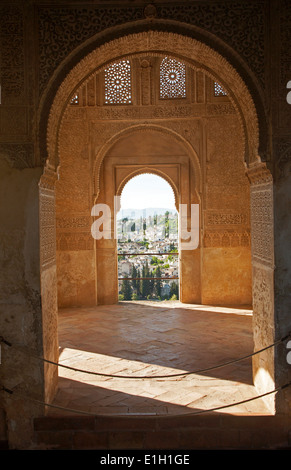 Des arches en pierre en forme de clé islamique dans le Generalife palace, à l'Alhambra, Grenade, Espagne Banque D'Images