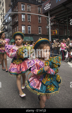 De nombreux groupes de danse de différentes cultures participent au NYC Dance Parade sur Broadway à Manhattan.Enfants boliviens Banque D'Images