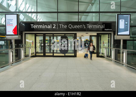 Heathrow Airport Terminal 2, Londres UK. 4 juin 2014. Premier United Airlines vols arrivent au nouveau Terminal 2, aujourd'hui appelé l'imprimeur de la borne, près de 60 ans après l'original la borne 2 de l'aéroport ouvert comme le premier terminal de passagers en 1955. La borne 2 est un projet de 2,5 milliards de livres marquant la dernière phase d'un £11 milliards d'investissement du secteur privé la transformation de l'aéroport pour les passagers. Credit : Malcolm Park editorial/Alamy Live News Banque D'Images