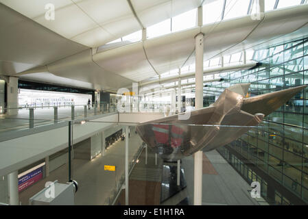 Heathrow Airport Terminal 2, Londres UK. 4 juin 2014. Premiers passagers check-in à la nouvelle aérogare 2 aujourd'hui, le 77 tonne Slipstream sculpture de l'artiste Richard Wilson les accueille à l'imprimeur de la borne. Credit : Malcolm Park editorial/Alamy Live News Banque D'Images