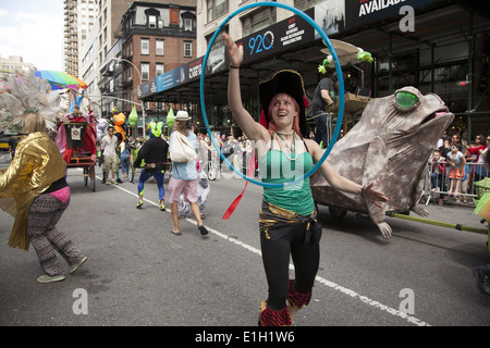 De nombreux groupes de danse, de cultures participent à la parade de danse NYC sur Broadway à Manhattan. Banque D'Images