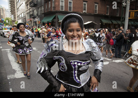 De nombreux groupes de danse, de cultures participent à la parade de danse NYC sur Broadway à Manhattan. Banque D'Images