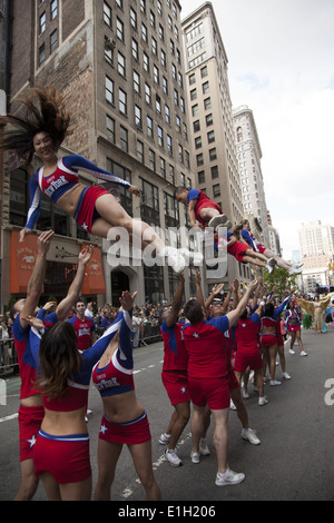 Beaucoup de différents groupes de danse, de cultures participent à la parade de danse NYC sur Broadway à Manhattan. Banque D'Images