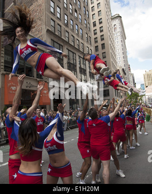 Beaucoup de différents groupes de danse, de cultures participent à la parade de danse NYC sur Broadway à Manhattan. Banque D'Images