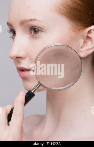 Portrait de jeune femme, loupe sur la joue Banque D'Images