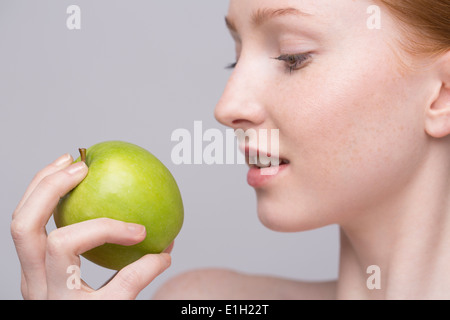 Portrait de jeune femme, holding green apple Banque D'Images