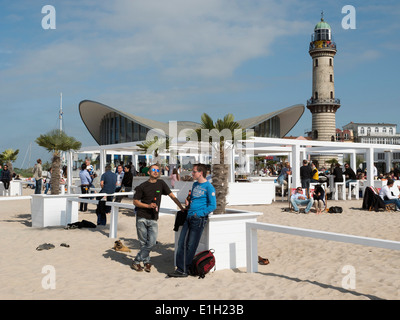 Teepott Restaurant et le phare à Rostock-Warnemünde , Mecklenburg-Vorpommern, Allemagne Banque D'Images