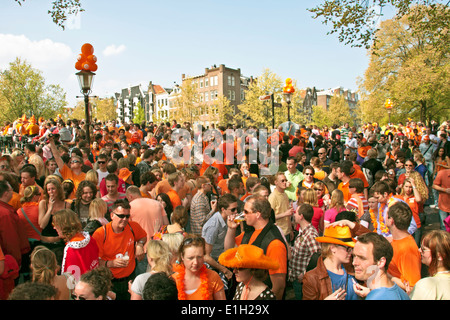 Big orange foule de gens faire la fête dans les rues d'Amsterdam, le kings day aux Pays-Bas Banque D'Images