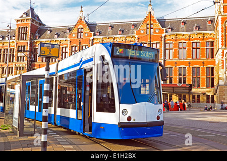 En attente de tramway en face de la gare centrale d'Amsterdam aux Pays-Bas Banque D'Images