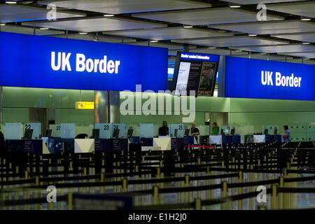 London UK. 4 juin 2014. Le contrôle des frontières du Royaume-Uni au nouveau terminal 2 à Heathrow, qui a été officiellement ouverte aux passagers à l'atterrissage du premier vol de Chicago-NOUS peu avant 6h00. Le nouveau terminal coûtant 2,5 milliards GBP tourne à 10 pour cent de la capacité pour les prochaines semaines car les opérations sont entièrement teste Crédit : amer ghazzal/Alamy Live News Banque D'Images