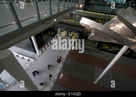 London UK. 4 juin 2014. "Slipstream" la sculpture par l'artiste Richard Wilson display au nouveau terminal 2 à Heathrow, qui a été officiellement ouverte aux passagers à l'atterrissage du premier vol de Chicago-NOUS peu avant 6h00. Le nouveau terminal coûtant 2,5 milliards GBP tourne à 10 pour cent de la capacité pour les prochaines semaines car les opérations sont entièrement testés Crédit : amer ghazzal/Alamy Live News Banque D'Images