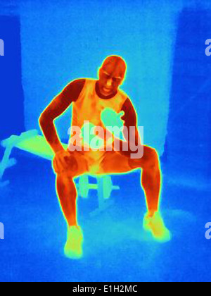 Image thermique de jeune homme de l'entraînement des athlètes avec des poids. L'image montre la chaleur produite par les muscles Banque D'Images