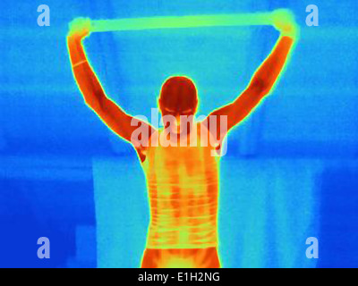 Image thermique de jeune homme de l'entraînement des athlètes avec une barre de métal Banque D'Images