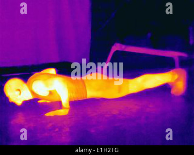 Image thermique de jeune homme sportif faisant pousser ups. L'image montre la chaleur produite par les muscles Banque D'Images
