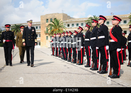 Adm. Samuel J. Locklear III, commander, U.S. Naval Forces alliées, Europe-Afrique et Joint Forces Command Naples, examine les ar Banque D'Images