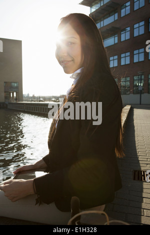 Business Woman taking briser par waterfront, Copenhague, Danemark Banque D'Images