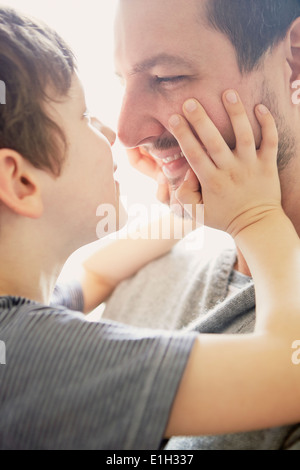 Montrer de l'affection à père garçon Banque D'Images