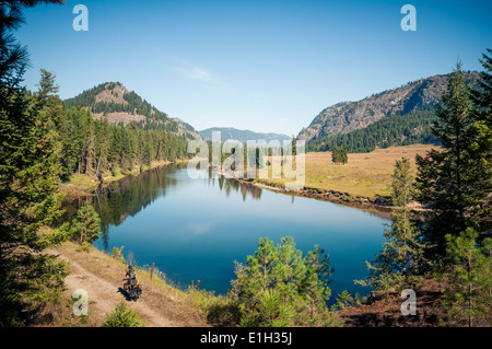 Cycliste homme Rail-Trail dans électrique Valley/chemin de fer de Kettle Valley/sentier KVR next le Kettle Valley River, Colombie-Britannique, Canada Banque D'Images