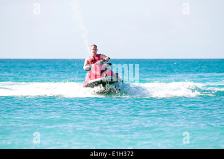 Jeune mec sur une croisière sur la mer des caraïbes de jetski Banque D'Images