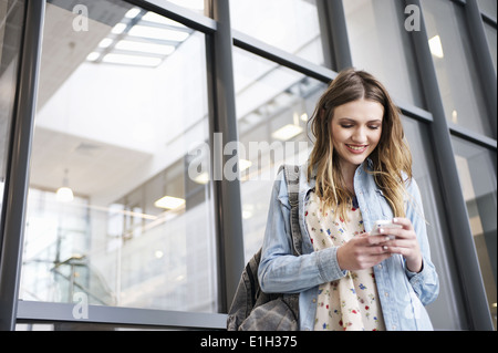 Young woman using cell phone Banque D'Images
