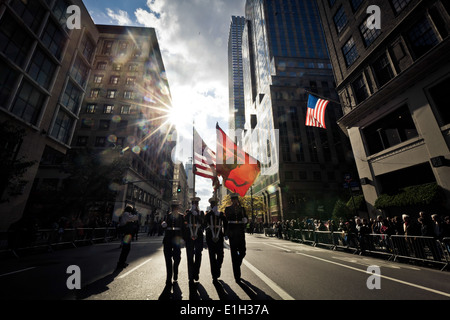 Les membres du Service des États-Unis avec le 6e bataillon de transmissions, Forces maritimes Réserver color guard, conduire une marche détail de 200 Ma Banque D'Images