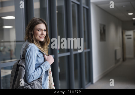 Jeune femme portant chemise en jean, portrait Banque D'Images