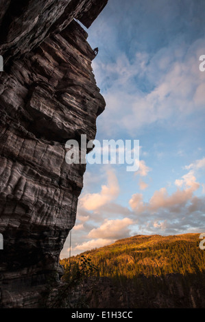Silhouette d'alpiniste en haut de 35m rock falaise à champs de blocs, au sud de l'Okanagan, Kelowna, Colombie-Britannique, Canada Banque D'Images