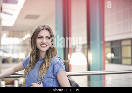 Young woman wearing blue t shirt looking away Banque D'Images