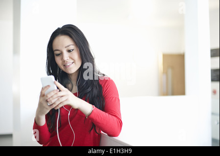 Les jeunes femmes à l'aide de mp3 player Banque D'Images