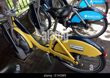 L'un des vélos de location Londres peint en jaune pour commémorer le Tour de France Banque D'Images