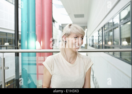 Jeune femme aux cheveux blonds smiling, portrait Banque D'Images