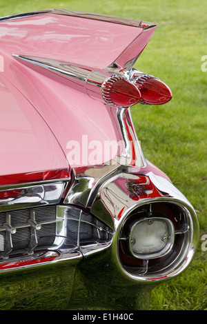 1959 Cadillac rose. Forte queue avec deux feux arrière bullet Banque D'Images