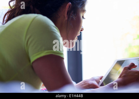 Young woman using digital tablet Banque D'Images