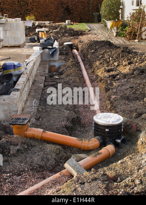 Bâtiment maison autonome, le drainage, la connexion du tuyau d'évacuation de ravines Banque D'Images