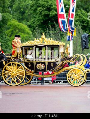 Londres, Grande-Bretagne. 04 Juin, 2014. La Grande-Bretagne La reine Elizabeth II fait son chemin par royal transport le long du Mall pour son discours d'ouverture du Parlement de l'État à Londres, Grande-Bretagne, 04 juin 2014. Photo : Albert Philip Van der Werf//PAS DE SERVICE DE FIL/dpa/Alamy Live News Banque D'Images