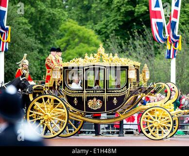 Londres, Grande-Bretagne. 04 Juin, 2014. La Grande-Bretagne La reine Elizabeth II fait son chemin par royal transport le long du Mall pour son discours d'ouverture du Parlement de l'État à Londres, Grande-Bretagne, 04 juin 2014. Photo : Albert Philip Van der Werf//PAS DE SERVICE DE FIL/dpa/Alamy Live News Banque D'Images