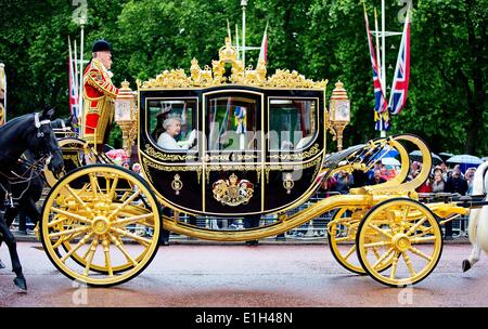 Londres, Grande-Bretagne. 04 Juin, 2014. La Grande-Bretagne La reine Elizabeth II fait son chemin par royal transport le long du Mall pour son discours d'ouverture du Parlement de l'État à Londres, Grande-Bretagne, 04 juin 2014. Photo : Albert Philip Van der Werf//PAS DE SERVICE DE FIL/dpa/Alamy Live News Banque D'Images