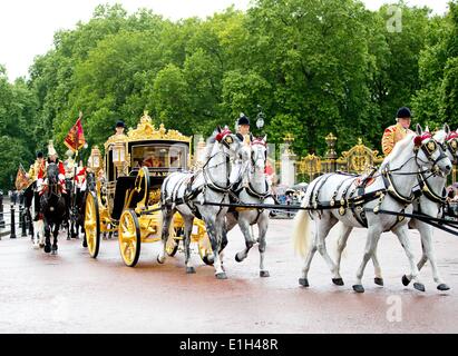 Londres, Grande-Bretagne. 04 Juin, 2014. La Grande-Bretagne La reine Elizabeth II fait son chemin par royal transport le long du Mall pour son discours d'ouverture du Parlement de l'État à Londres, Grande-Bretagne, 04 juin 2014. Photo : Albert Philip Van der Werf//PAS DE SERVICE DE FIL/dpa/Alamy Live News Banque D'Images