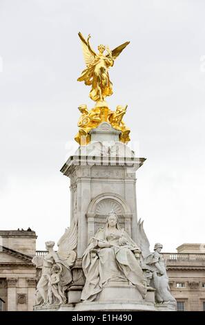 Londres, Grande-Bretagne. 04 Juin, 2014. Victoria fontaine devant le palais de Buckingham vu avant la cérémonie de l'ouverture du Parlement, à Londres, Grande-Bretagne, 04 juin 2014. Photo : Albert Philip Van der Werf//PAS DE SERVICE DE FIL/dpa/Alamy Live News Banque D'Images