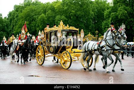 Londres, Grande-Bretagne. 04 Juin, 2014. La Grande-Bretagne La reine Elizabeth II fait son chemin par royal transport le long du Mall pour son discours d'ouverture du Parlement de l'État à Londres, Grande-Bretagne, 04 juin 2014. Photo : Albert Philip Van der Werf//PAS DE SERVICE DE FIL/dpa/Alamy Live News Banque D'Images