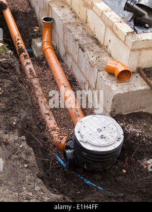 Bâtiment maison autonome, le drainage, la connexion du tuyau d'évacuation à gully Banque D'Images