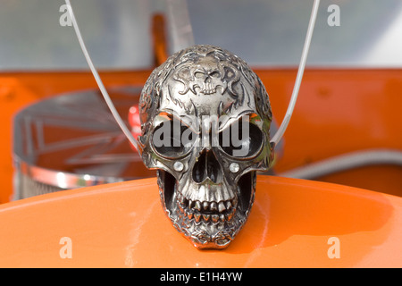 Pewter Skull Hood Ornament sur une Volkswagen Coccinelle Banque D'Images