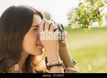 Young woman taking photograph Banque D'Images