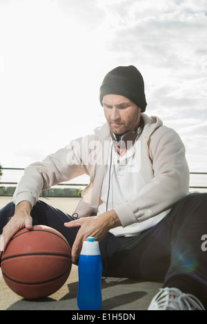 Basket-ball Basket-ball au sol avec Banque D'Images