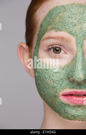 Portrait de jeune femme portant un masque Banque D'Images Portrait de jeune femme portant un masque Banque D'Images