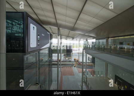 Heathrow Airport Terminal 2, Londres UK. 4 juin 2014. Premier United Airlines vols arrivent au nouveau Terminal 2, aujourd'hui appelé l'imprimeur de la borne, près de 60 ans après l'original la borne 2 de l'aéroport ouvert comme le premier terminal de passagers en 1955. La borne 2 est un projet de 2,5 milliards de livres marquant la dernière phase d'un £11 milliards d'investissement du secteur privé la transformation de l'aéroport pour les passagers. Credit : Malcolm Park editorial/Alamy Live News Banque D'Images