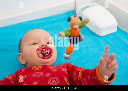 Heureux bébé de 7 mois fille jouant avec ballants teddybear Banque D'Images