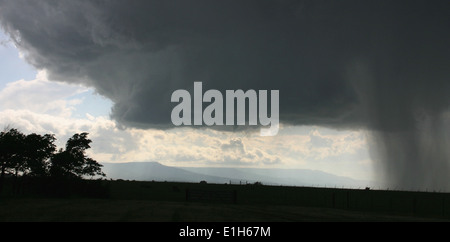 Un nuage en entonnoir descend sous le mur de cet orage supercellulaire, Lamar, Colorado, USA Banque D'Images