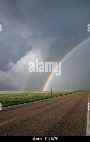 Double arc-en-ciel dramatique sur le flanc arrière d'un orage, Lamar, Colorado, USA Banque D'Images